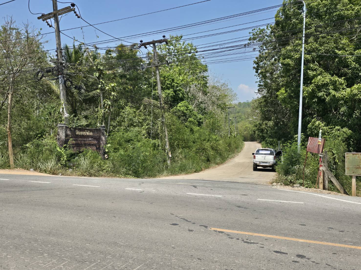 title - ปฏิรูปที่ดินจังหวัดเพชรบุรี พร้อมด้วยเจ้าหน้าที่ ส.ป.ก.เพชรบุรี ลงพื้นที่รวบรวมข้อมูลประกอบการพิจารณาของคณะกรรมการปฏิรูปที่ดินจังหวัดเพชรบุรี (คปจ.เพชรบุรี) กรณีหน่วยงานรัฐ ขออนุญาตใช้ที่ดินในเขตปฏิรูปที่ดินเพื่อกิจการสาธารณูปโภค